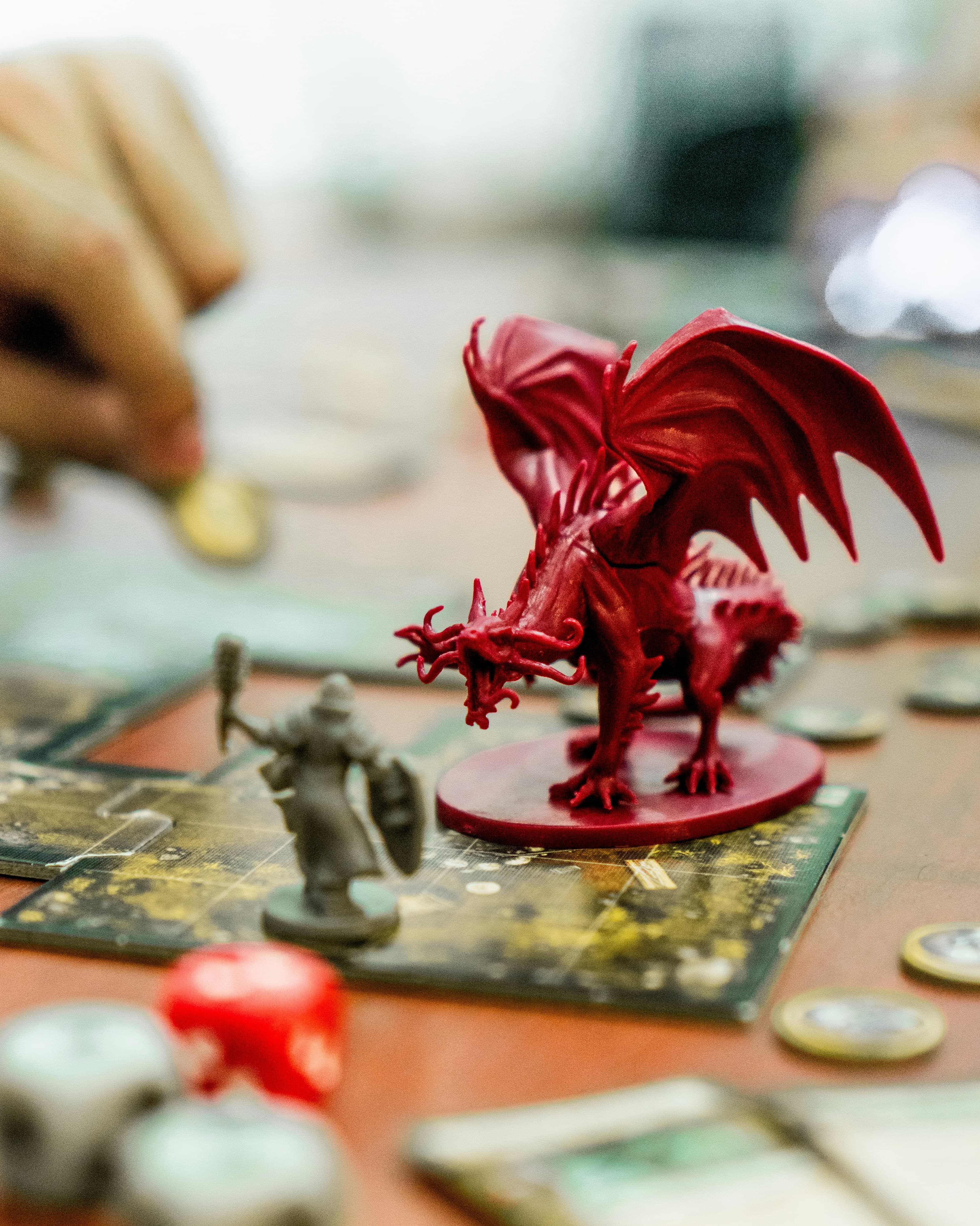 Miniatura de um dragão vermelho sobre um tabuleiro de RPG